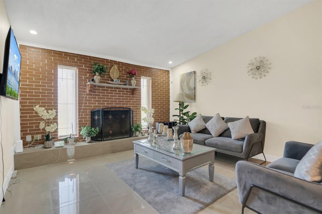 Living Room w Fireplace