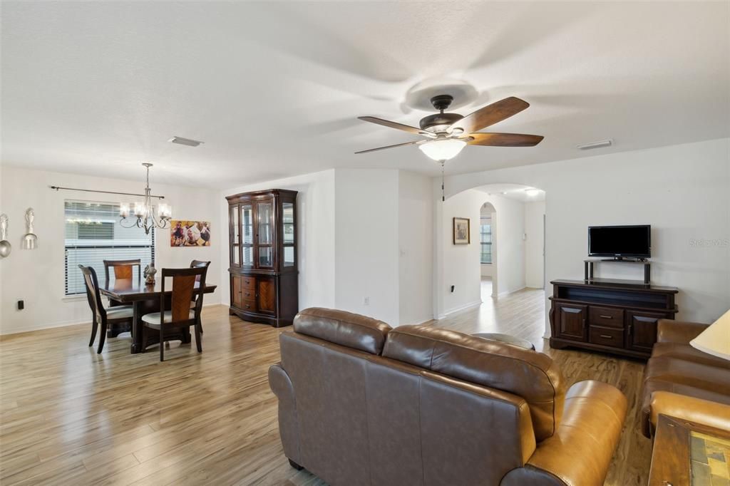 For Sale: $329,900 (3 beds, 2 baths, 1669 Square Feet)