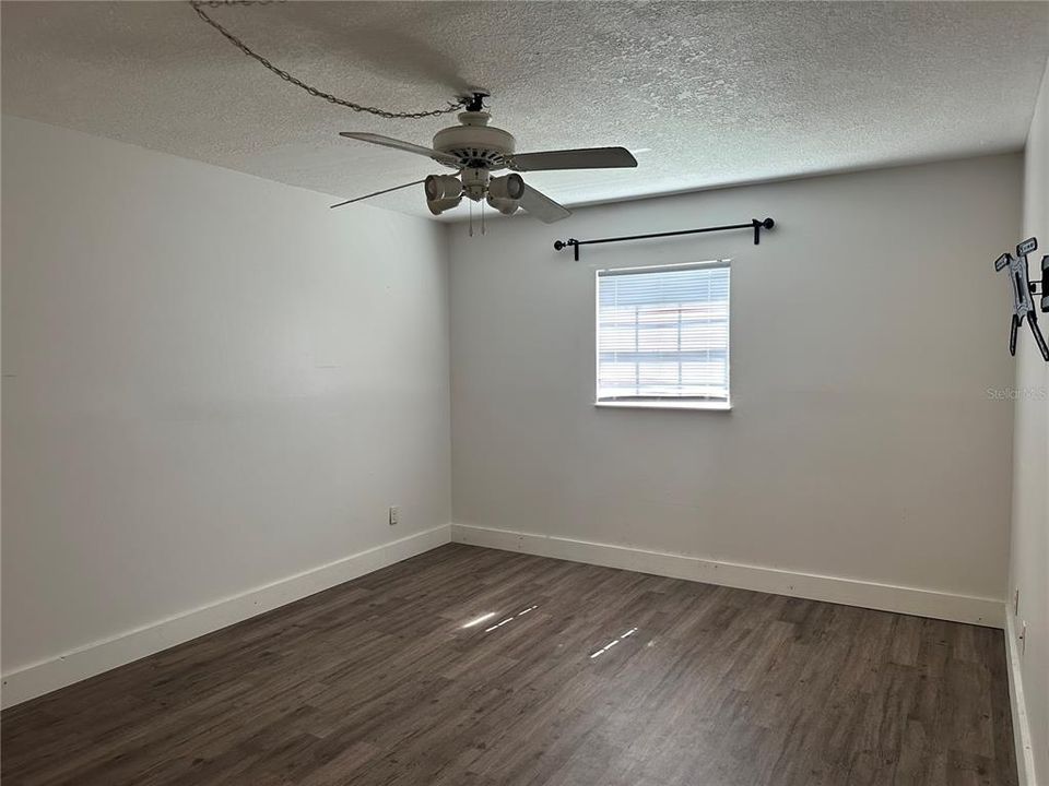 Active With Contract: $149,900 (2 beds, 2 baths, 925 Square Feet)