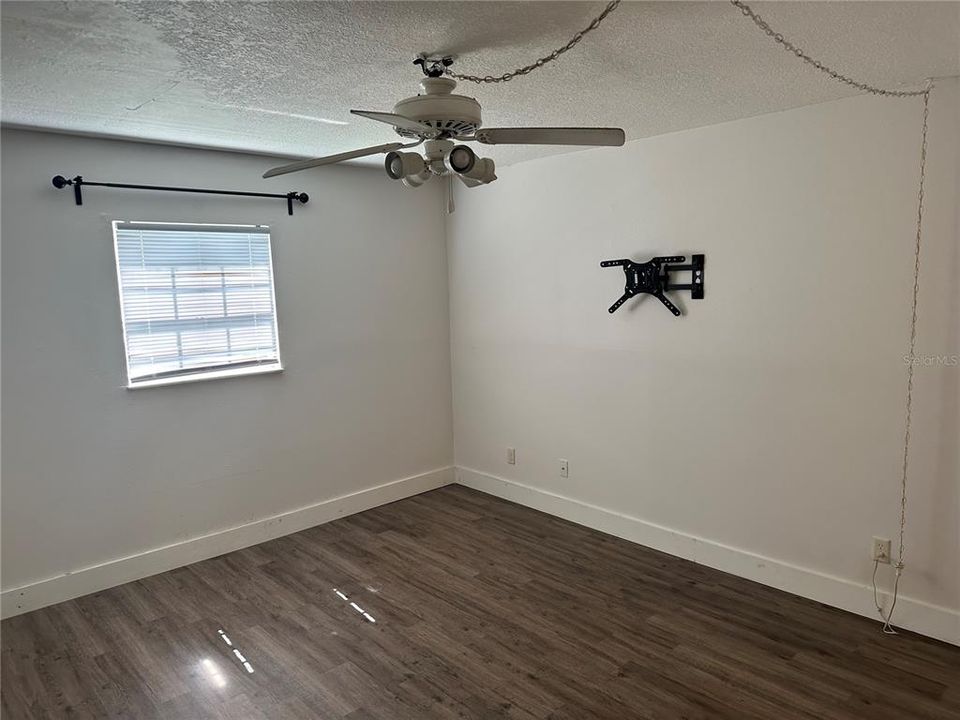 Active With Contract: $149,900 (2 beds, 2 baths, 925 Square Feet)