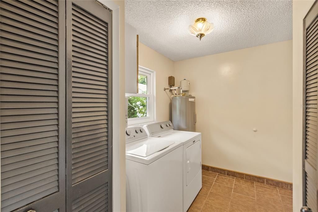 Active With Contract: $305,000 (3 beds, 2 baths, 1288 Square Feet)