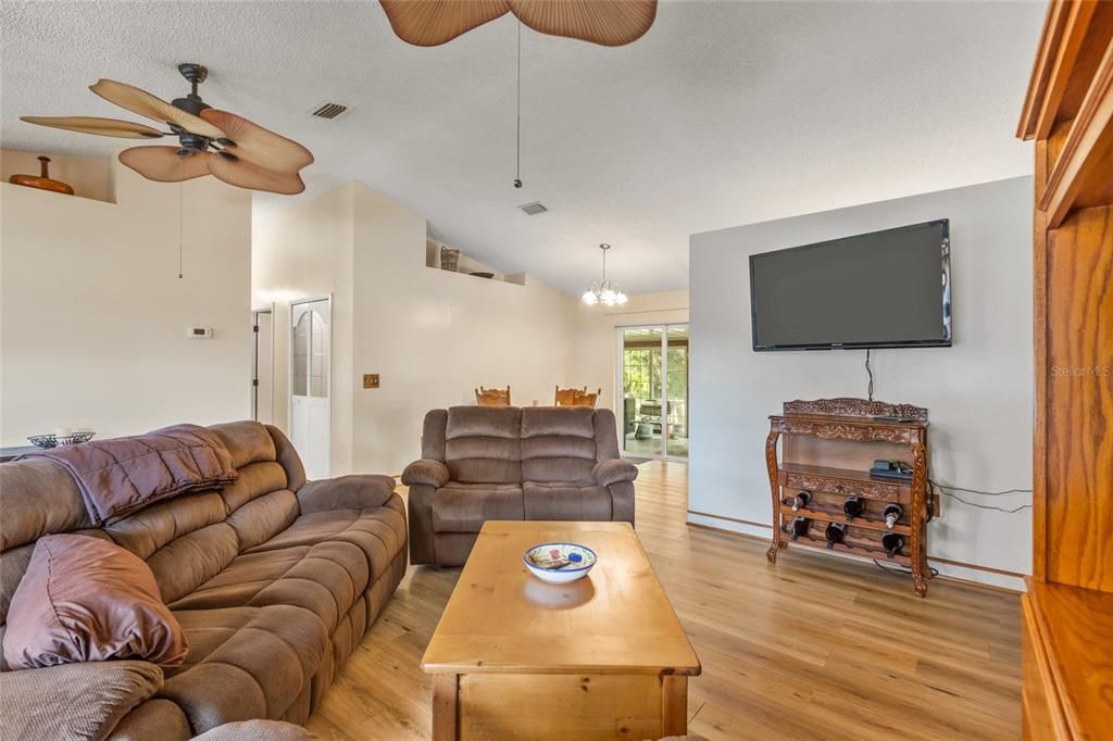 Active With Contract: $305,000 (3 beds, 2 baths, 1288 Square Feet)