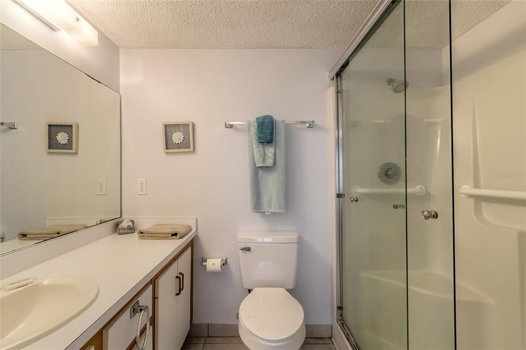 For Sale: $300,000 (2 beds, 2 baths, 876 Square Feet)