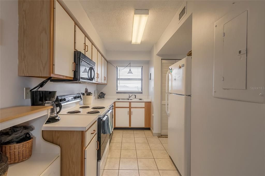 For Sale: $300,000 (2 beds, 2 baths, 876 Square Feet)