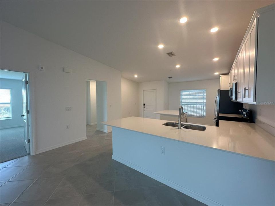 For Rent: $2,295 (2 beds, 2 baths, 1366 Square Feet)