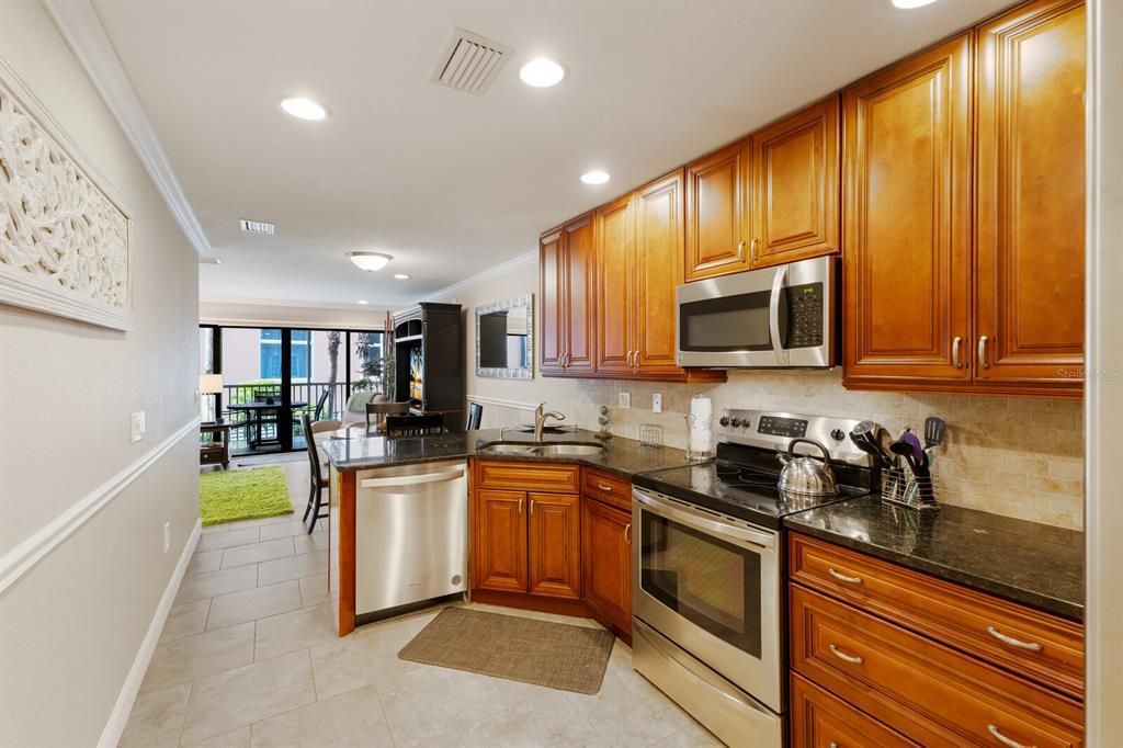 Well appointed kitchen w/ stainless steel appliances