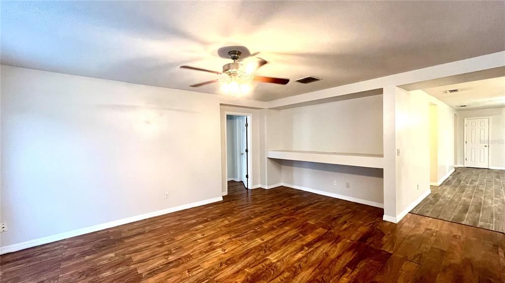 For Rent: $2,100 (4 beds, 2 baths, 1940 Square Feet)