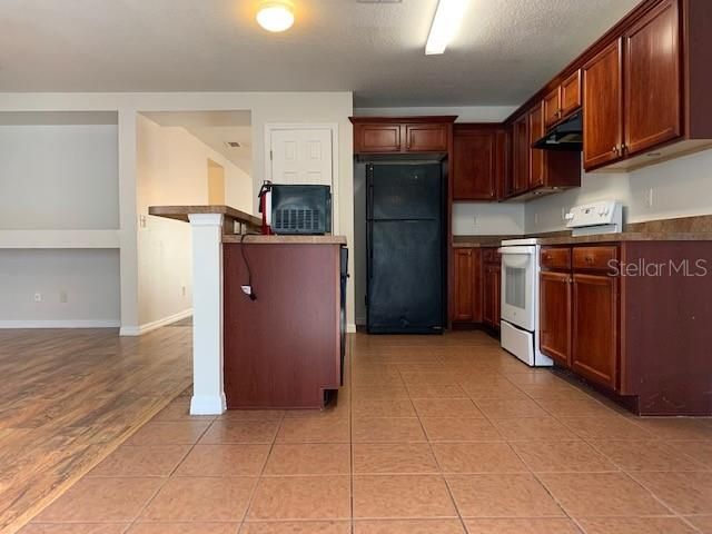 For Rent: $2,100 (4 beds, 2 baths, 1940 Square Feet)