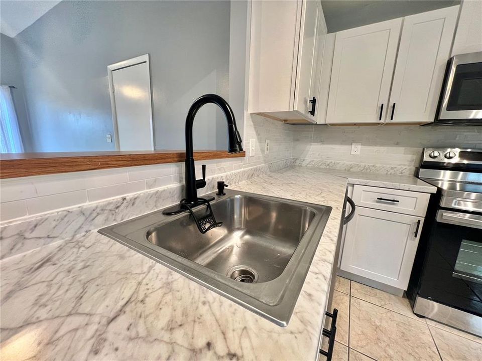 Active With Contract: $2,300 (2 beds, 1 baths, 1151 Square Feet)