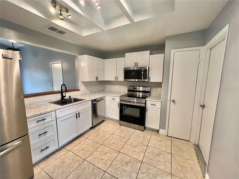 Active With Contract: $2,300 (2 beds, 1 baths, 1151 Square Feet)