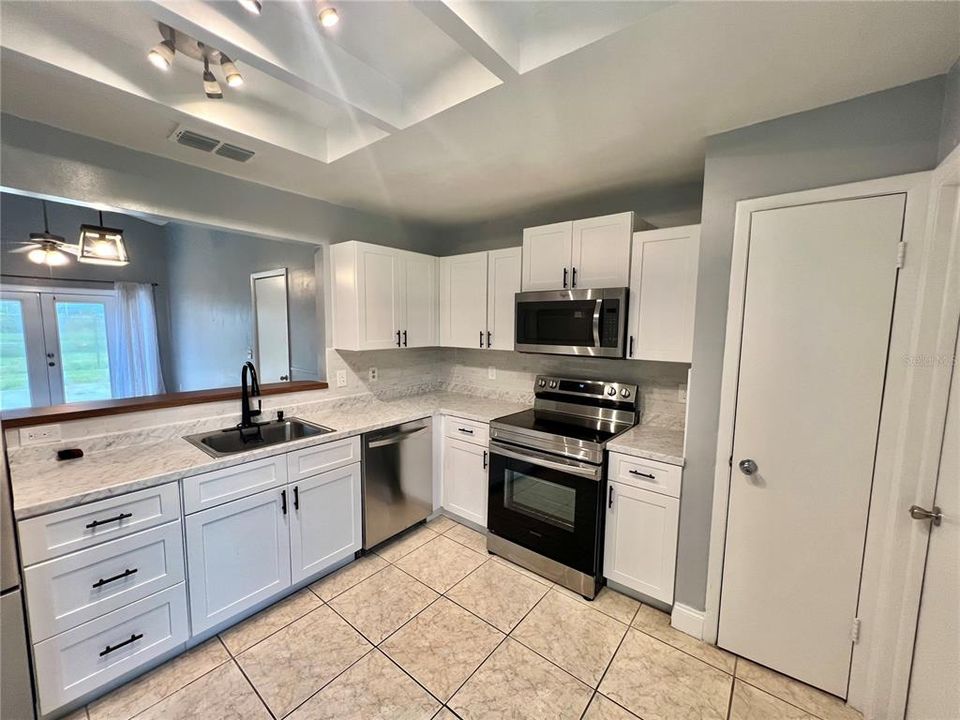 Active With Contract: $2,300 (2 beds, 1 baths, 1151 Square Feet)