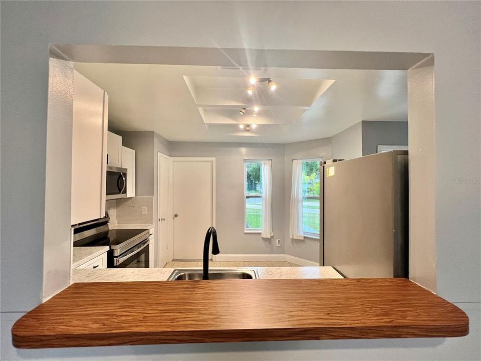 Active With Contract: $2,300 (2 beds, 1 baths, 1151 Square Feet)