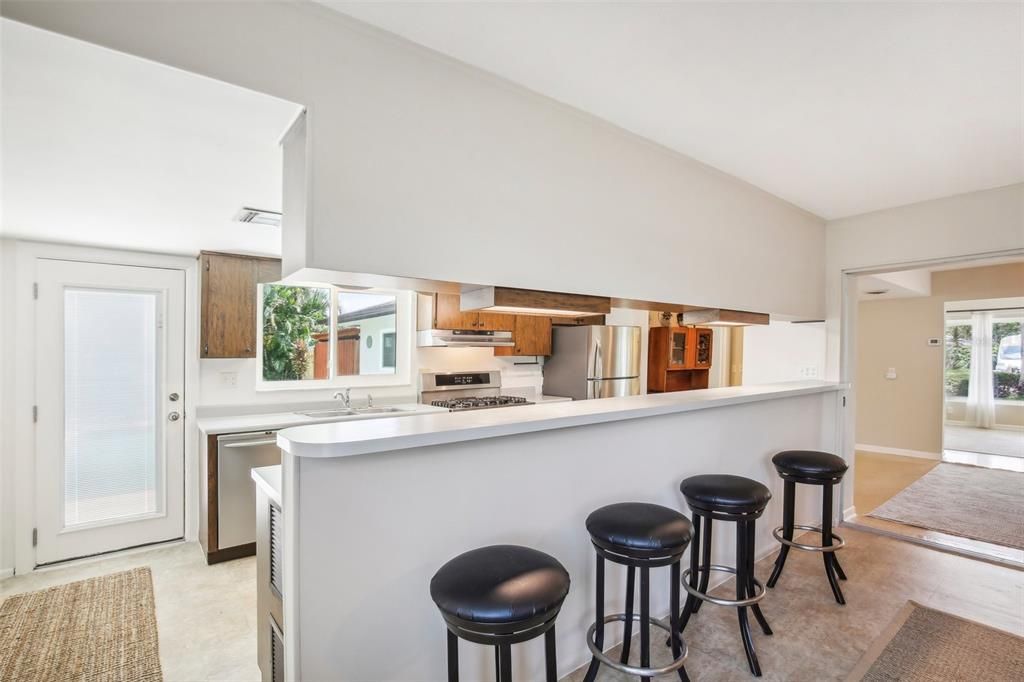 Active With Contract: $499,900 (3 beds, 2 baths, 1816 Square Feet)