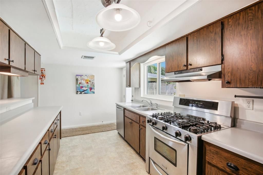 Active With Contract: $499,900 (3 beds, 2 baths, 1816 Square Feet)