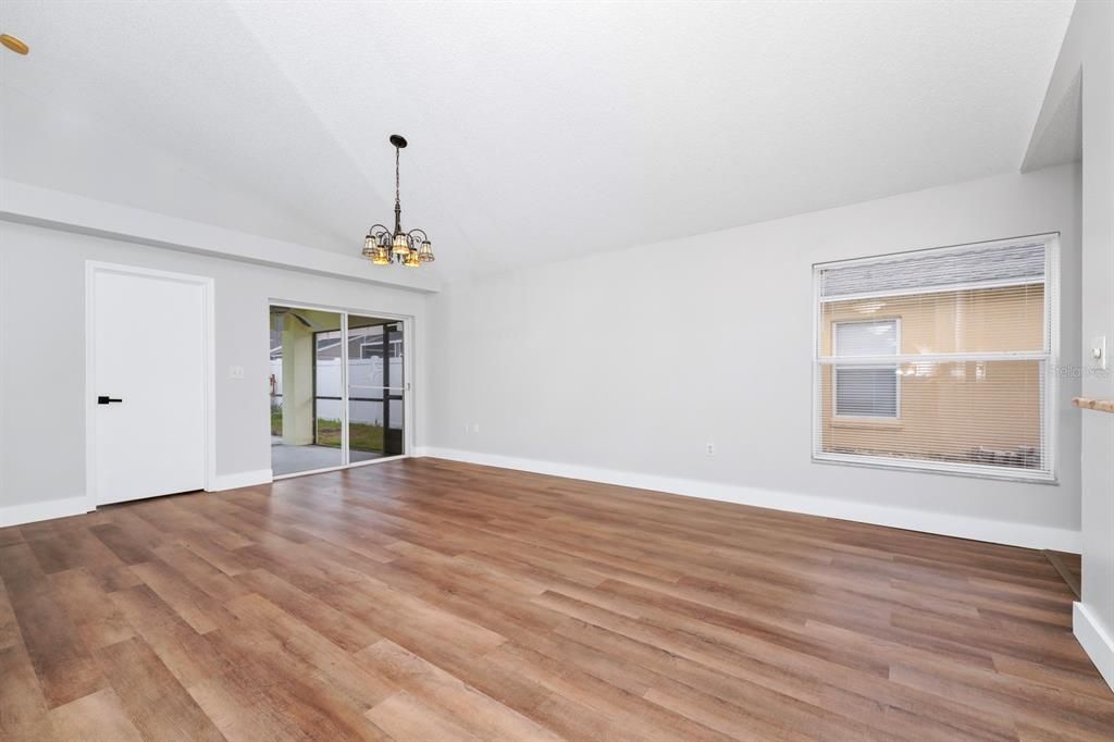 Active With Contract: $2,400 (3 beds, 2 baths, 1237 Square Feet)