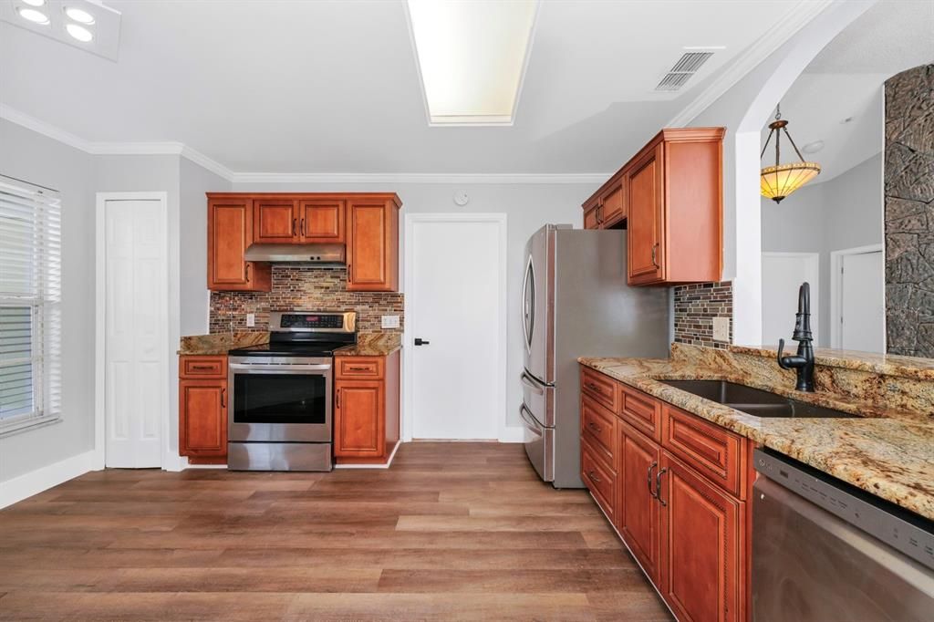 Active With Contract: $2,400 (3 beds, 2 baths, 1237 Square Feet)