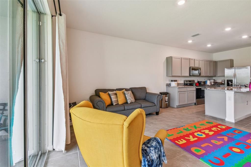 Active With Contract: $1,950 (3 beds, 2 baths, 1673 Square Feet)