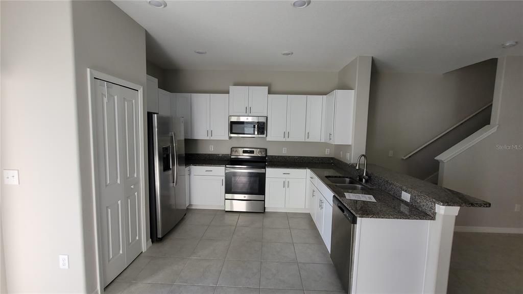 Active With Contract: $1,900 (2 beds, 2 baths, 1541 Square Feet)