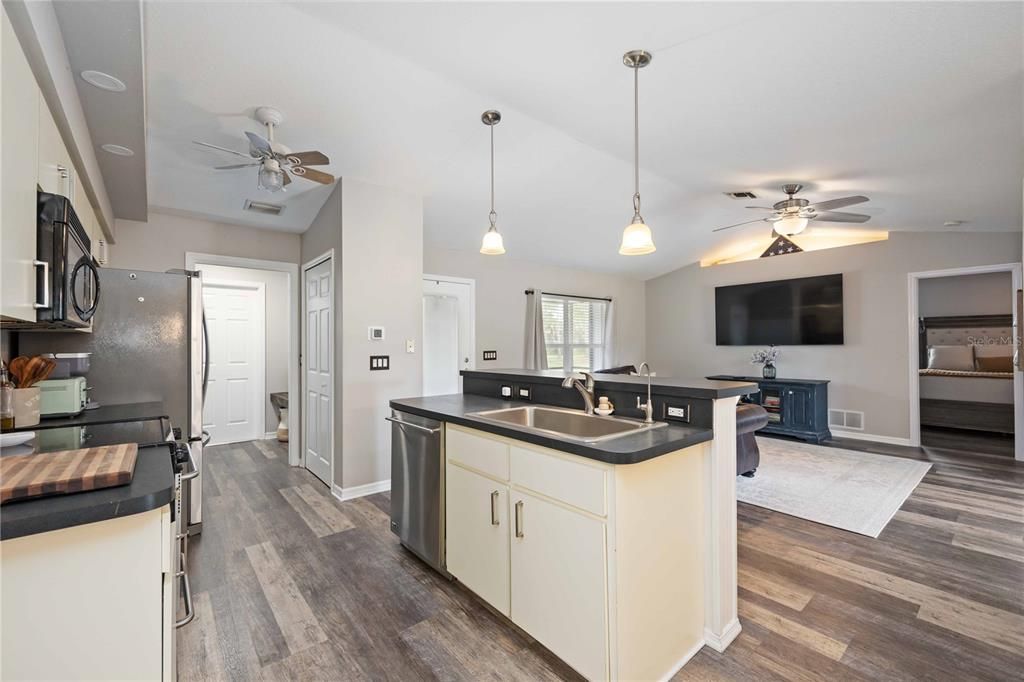 Active With Contract: $340,000 (3 beds, 2 baths, 1444 Square Feet)