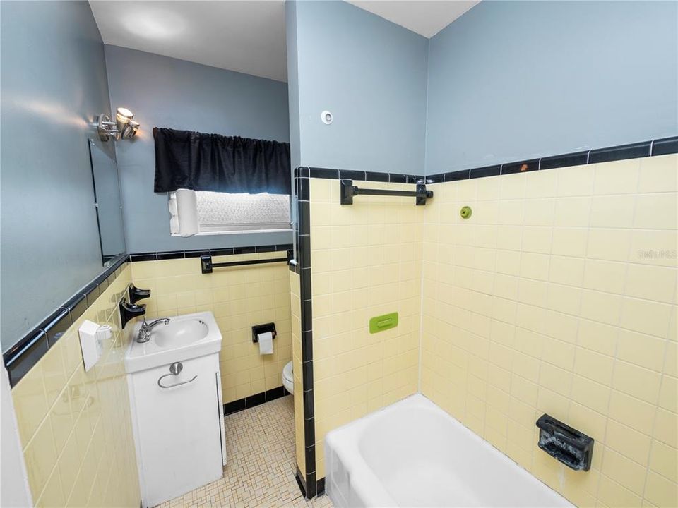 Active With Contract: $189,000 (3 beds, 1 baths, 1380 Square Feet)