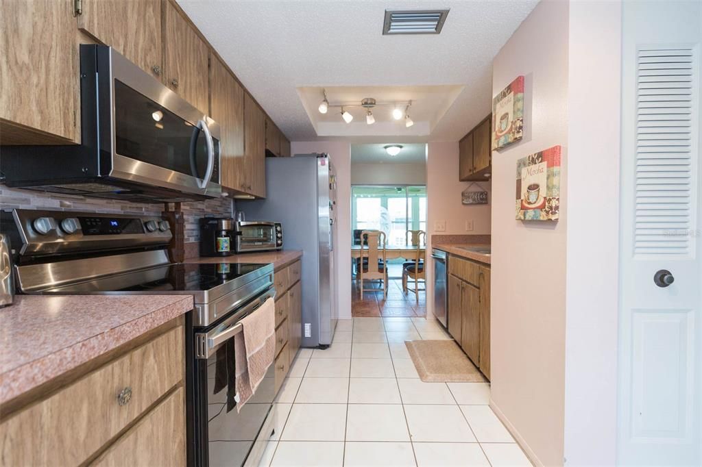 For Sale: $175,000 (2 beds, 2 baths, 1296 Square Feet)