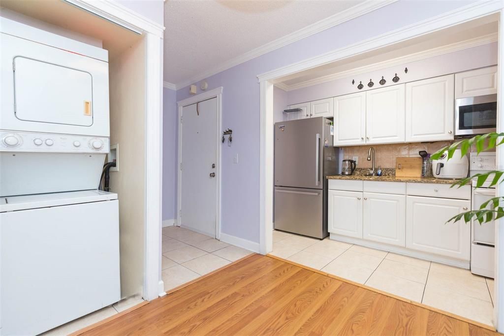 For Sale: $185,000 (1 beds, 1 baths, 555 Square Feet)