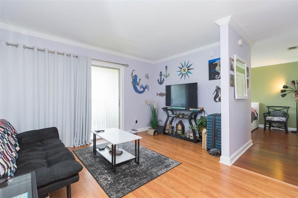 For Sale: $185,000 (1 beds, 1 baths, 555 Square Feet)