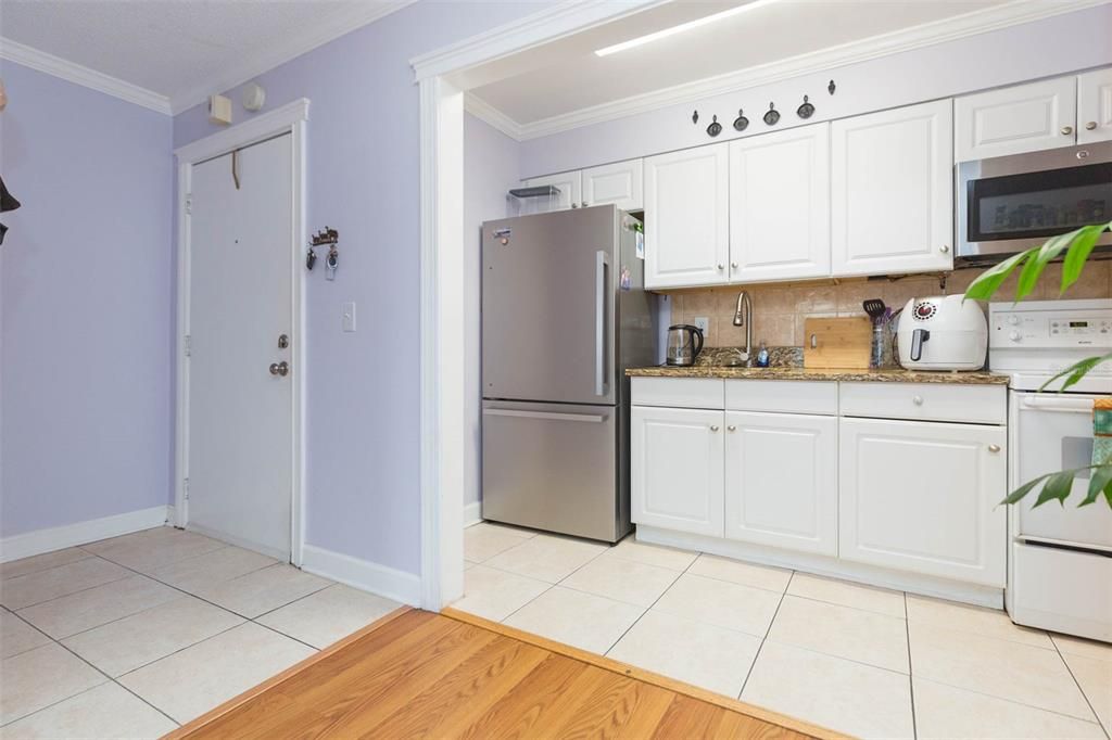 For Sale: $185,000 (1 beds, 1 baths, 555 Square Feet)