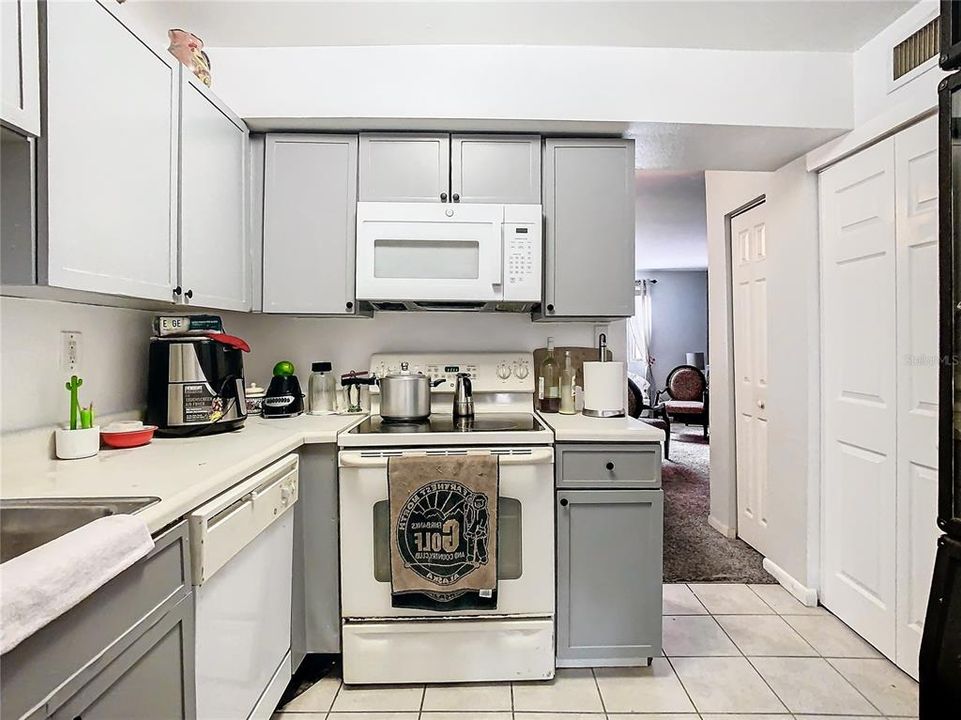 Active With Contract: $129,900 (2 beds, 1 baths, 899 Square Feet)