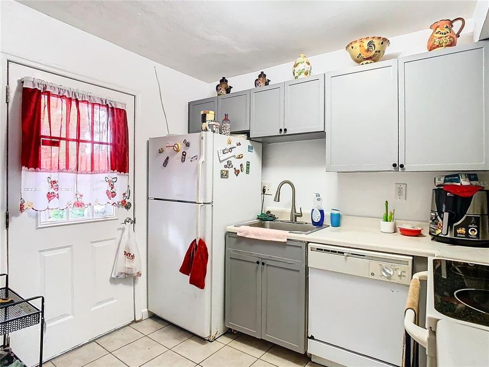 Active With Contract: $129,900 (2 beds, 1 baths, 899 Square Feet)