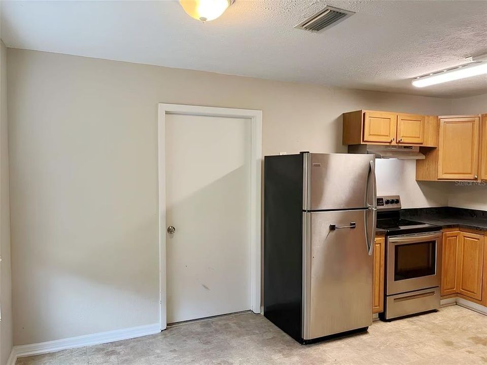 Active With Contract: $199,900 (2 beds, 2 baths, 1404 Square Feet)