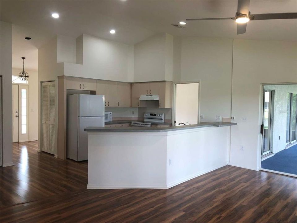 Active With Contract: $2,495 (3 beds, 2 baths, 1705 Square Feet)