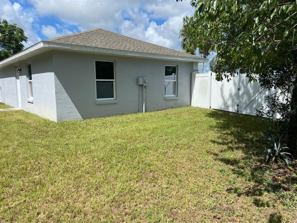 Active With Contract: $279,900 (3 beds, 2 baths, 1595 Square Feet)