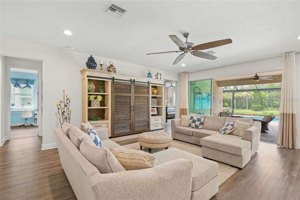 Active With Contract: $1,095,000 (3 beds, 3 baths, 2489 Square Feet)