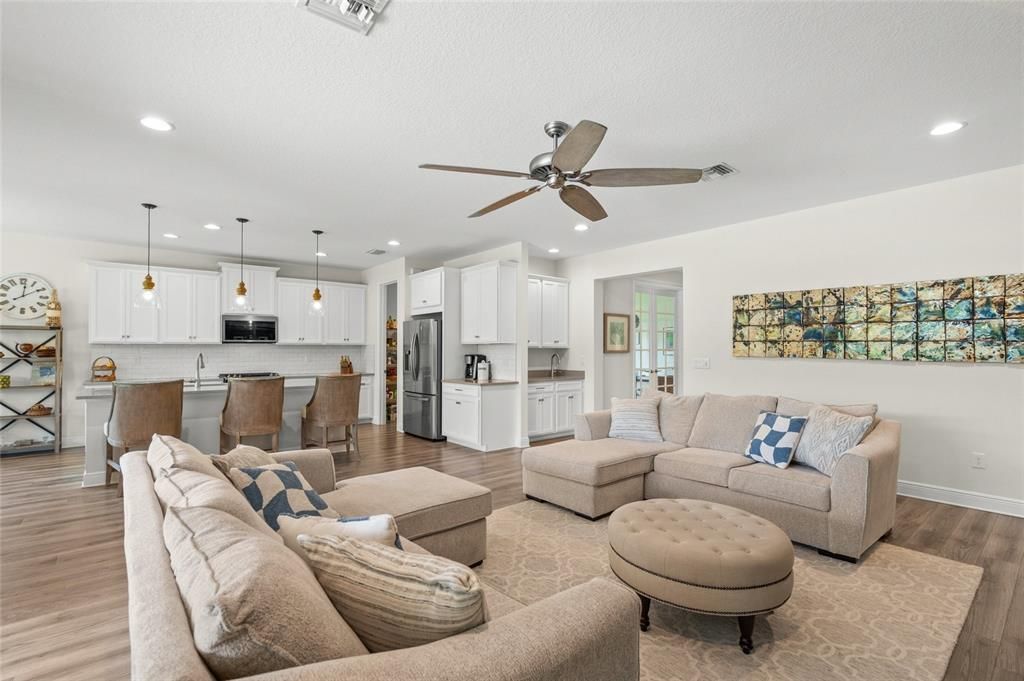 Active With Contract: $1,095,000 (3 beds, 3 baths, 2489 Square Feet)