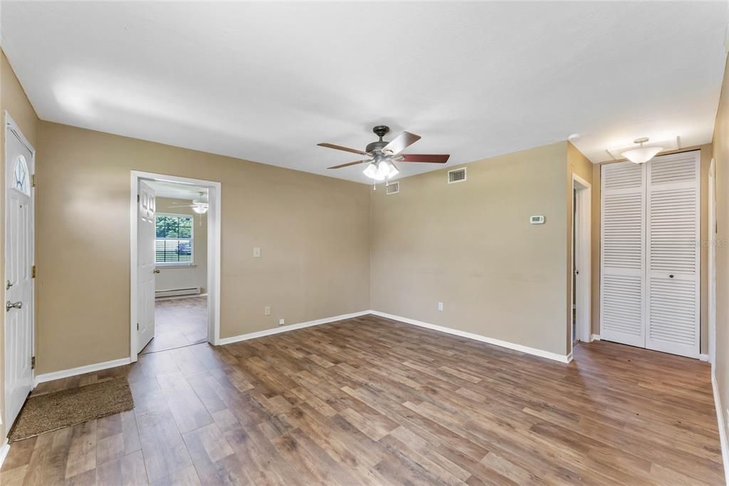 Active With Contract: $219,000 (2 beds, 1 baths, 984 Square Feet)