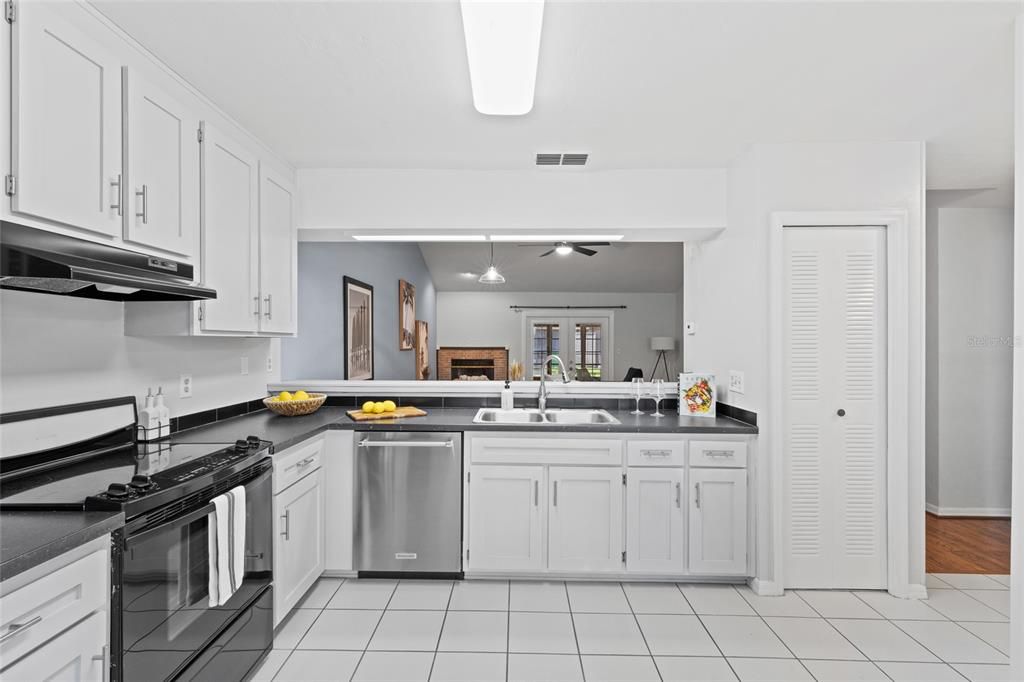 For Sale: $229,000 (2 beds, 2 baths, 1192 Square Feet)