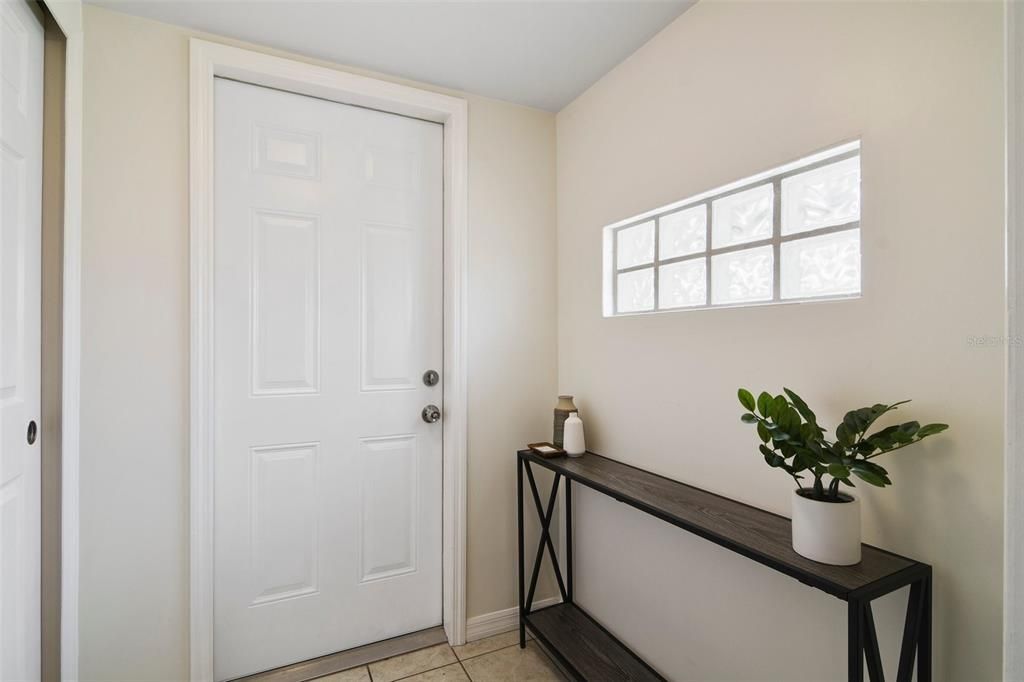 For Sale: $369,000 (2 beds, 2 baths, 1019 Square Feet)