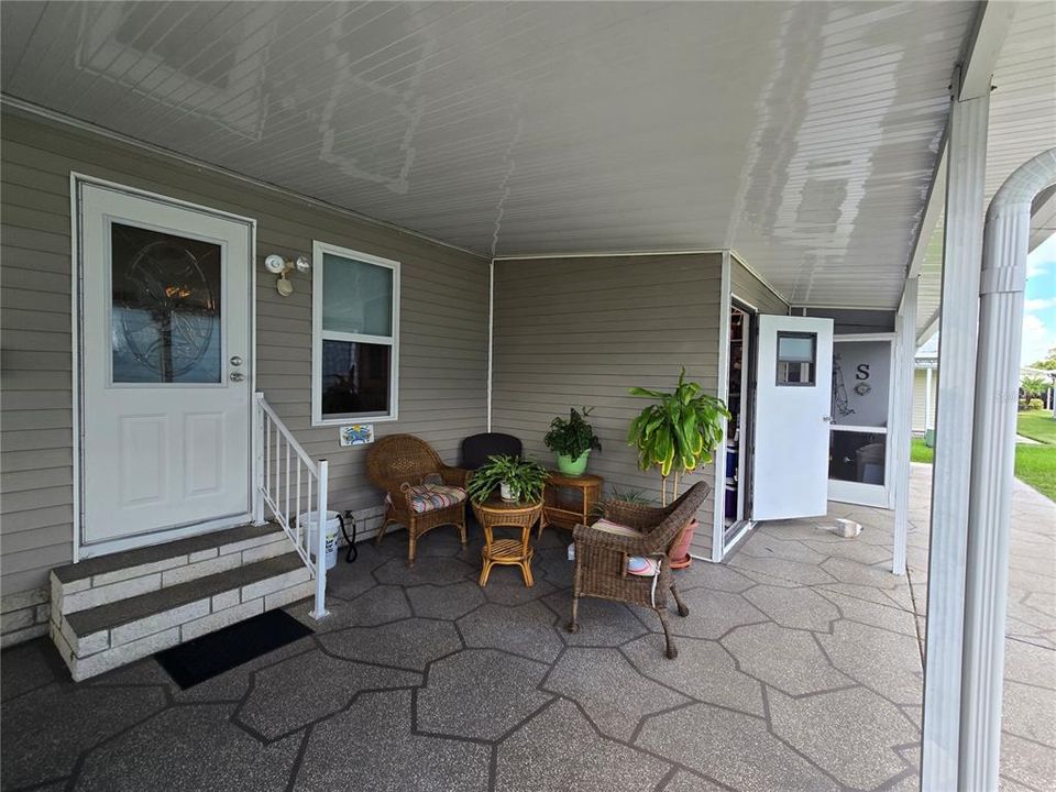 Sidedoor entrance with sitting area