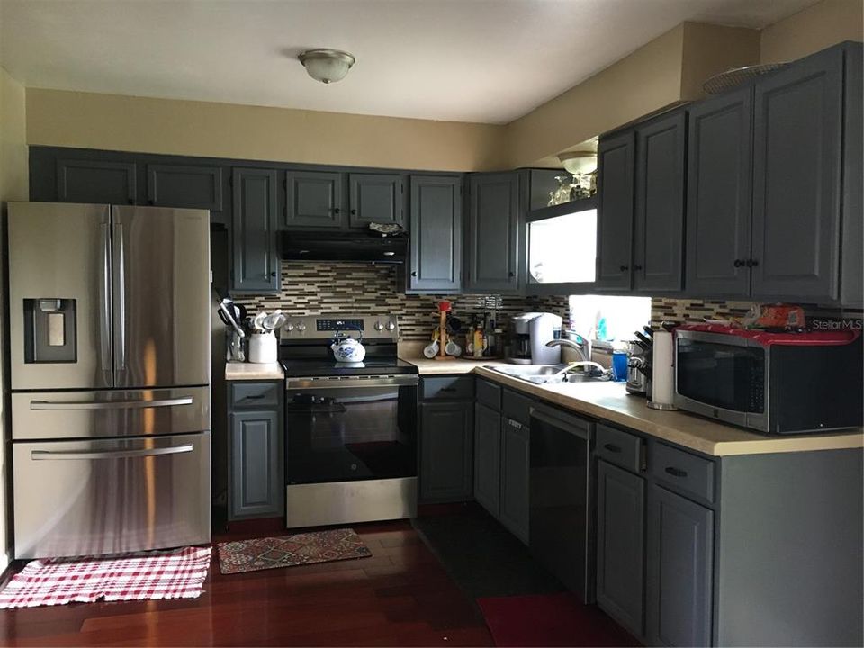 Updated Kitchen with new appliances and new back splash