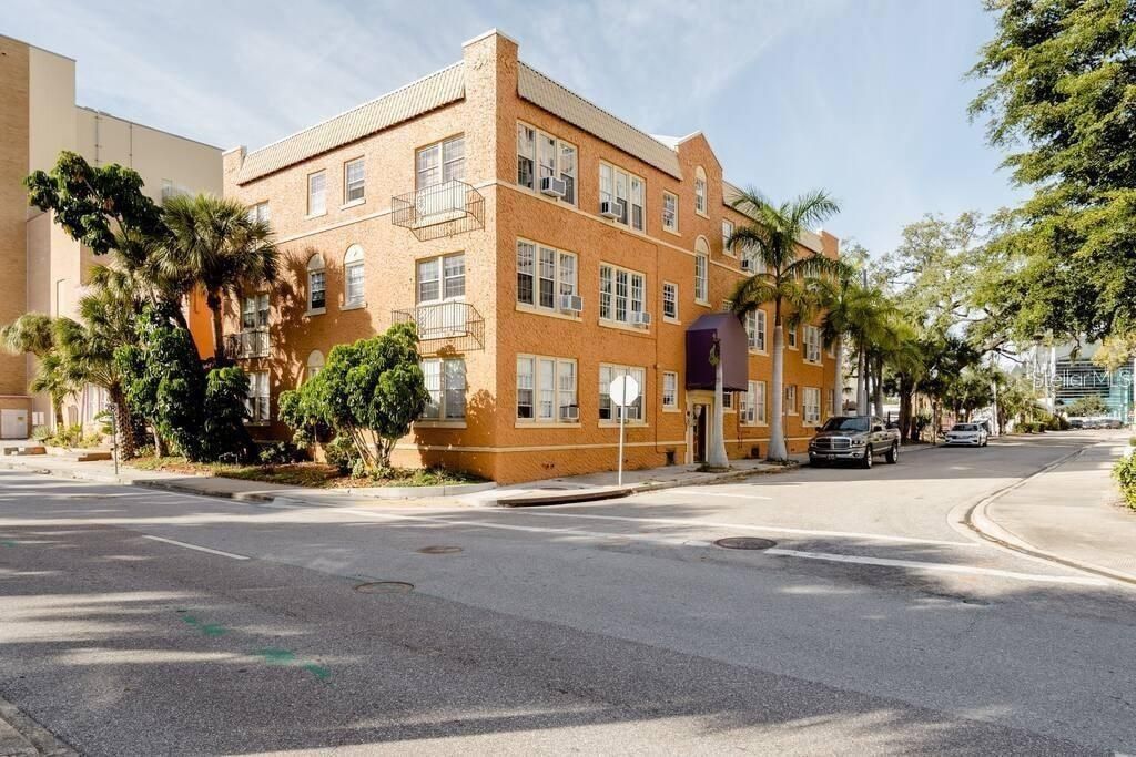 Active With Contract: $1,650 (1 beds, 1 baths, 680 Square Feet)