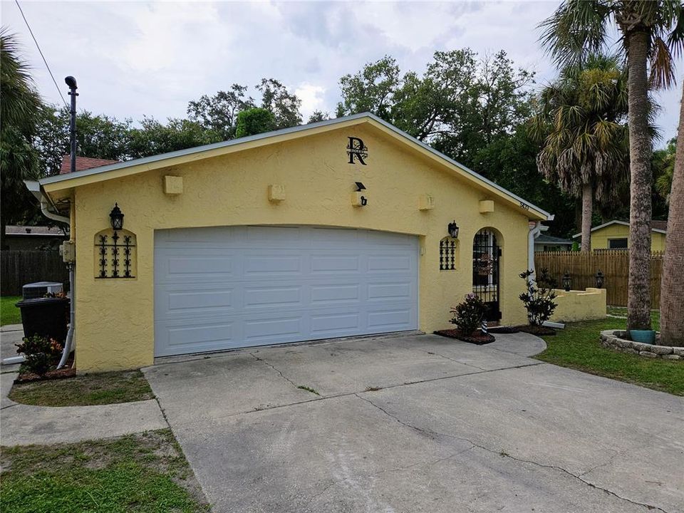 Active With Contract: $325,000 (3 beds, 2 baths, 1456 Square Feet)