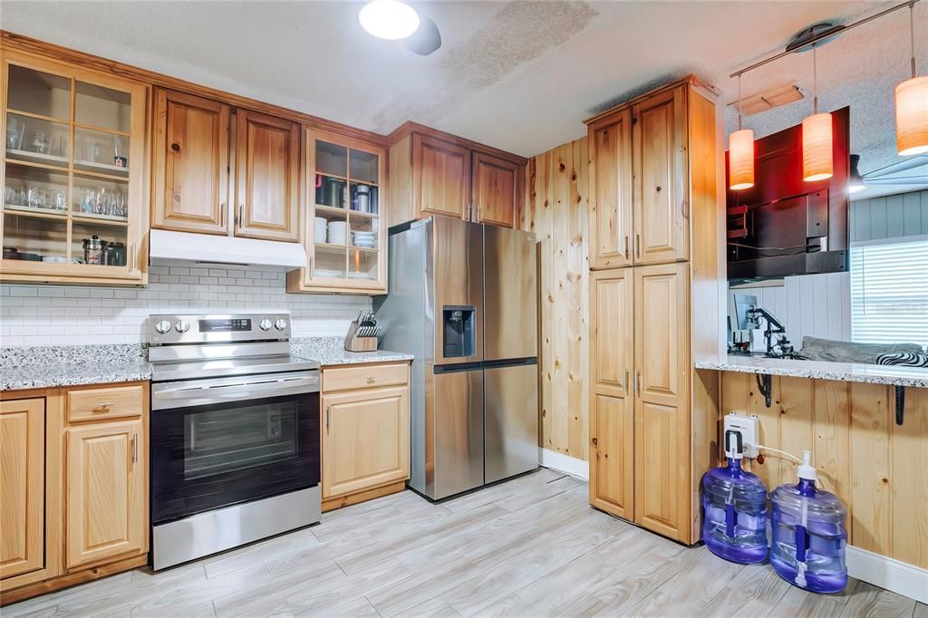 For Sale: $224,900 (2 beds, 1 baths, 1060 Square Feet)