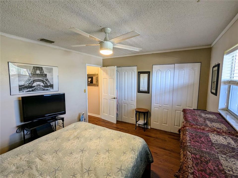 For Sale: $115,000 (1 beds, 1 baths, 880 Square Feet)