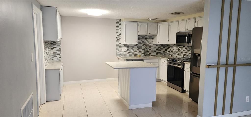 Active With Contract: $1,700 (2 beds, 1 baths, 800 Square Feet)