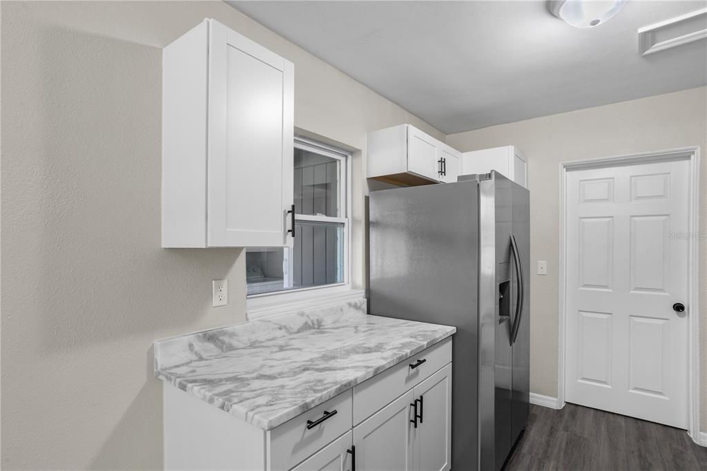 Active With Contract: $245,000 (2 beds, 1 baths, 884 Square Feet)