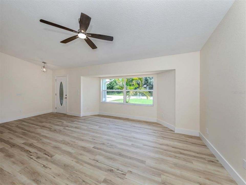 Active With Contract: $429,900 (3 beds, 2 baths, 1829 Square Feet)