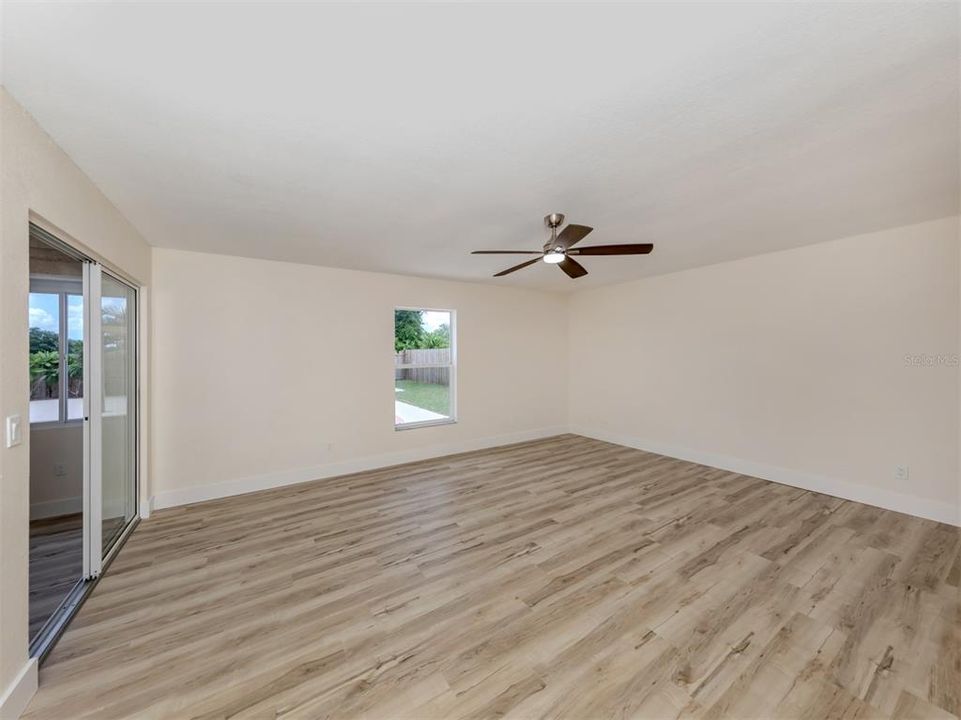 Active With Contract: $429,900 (3 beds, 2 baths, 1829 Square Feet)