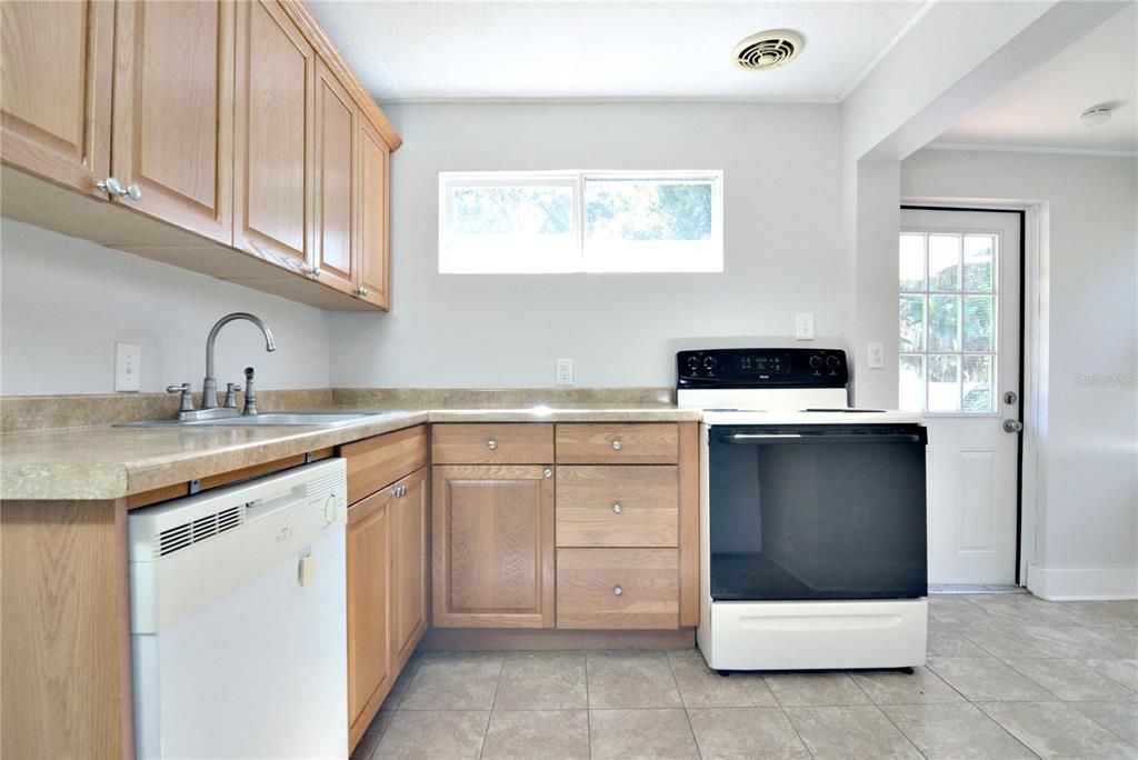 For Rent: $1,825 (2 beds, 1 baths, 710 Square Feet)