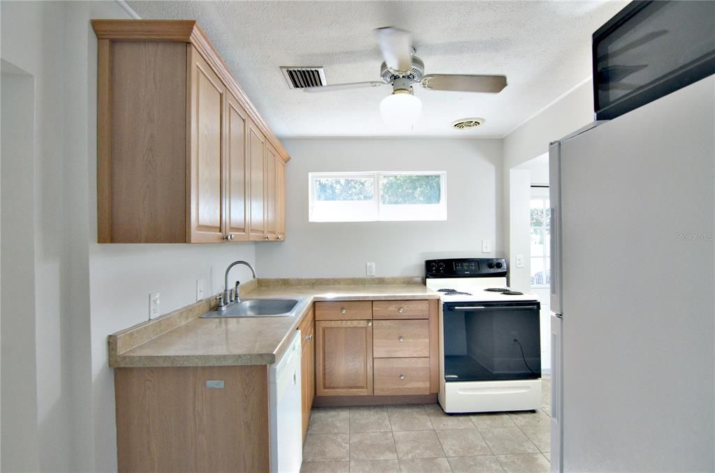 For Rent: $1,825 (2 beds, 1 baths, 710 Square Feet)